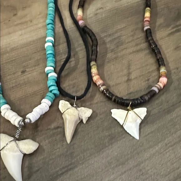 Four shark tooth necklaces - Picture 3 of 3